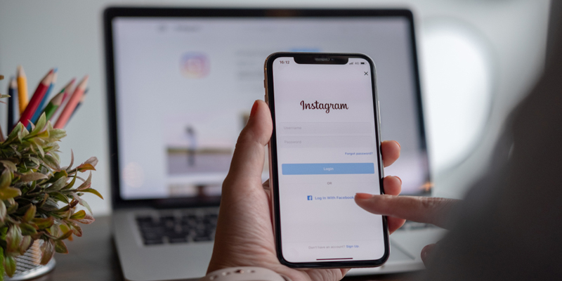 Instagram Will Now Let You Post to Multiple Accounts at Once Within its Composer